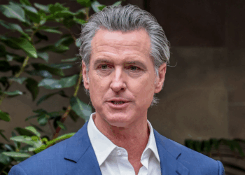 Newsom Ataca a Trump y Promete Solucionar Crisis de Vivienda en California
