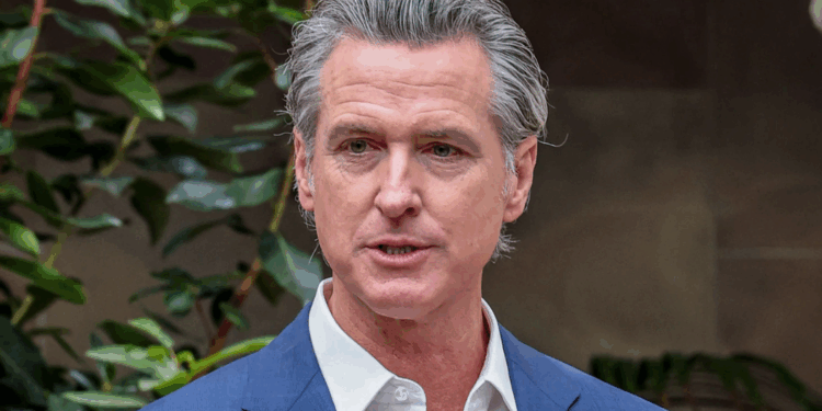 Newsom Ataca a Trump y Promete Solucionar Crisis de Vivienda en California