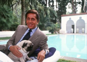 Muere el legendario diseñador Valentino a los 93 años
