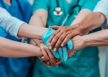 Becas ayudan a cubrir trabajos en el sector salud en medio de la escasez de personal