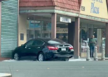 Choque frente a Goodwill provoca caos vial en La Mesa