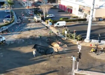 Fuga en tubería cierra carriles de Morena Blvd en San Diego