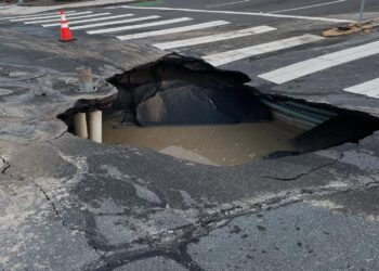 Declaran estado de emergencia en Carlsbad por un gran socavón que afecta el tráfico