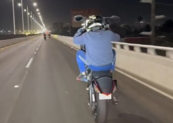 Motociclistas realizan acrobacias peligrosas en el nuevo Viaducto Elevado de Tijuana a un día de su inauguración