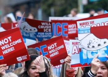 Enfermeros denuncian impacto en salud pública por ICE y exigen el retirarle financiamiento federal
