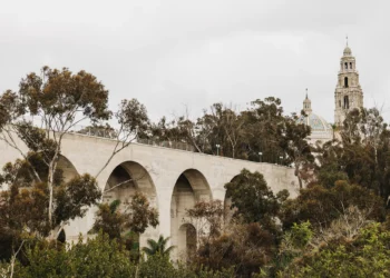 Incendio dentro del histórico puente Cabrillo en Balboa Park es controlado por bomberos