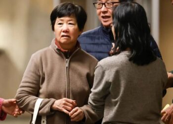 Mujer de 80 años es acusada por la muerte de una familia en California