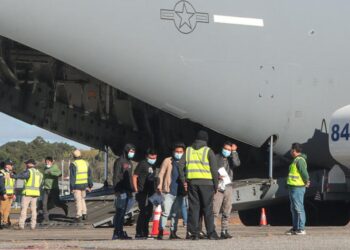 Juez limita deportaciones a terceros países