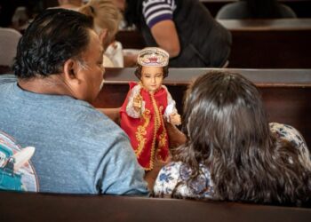 Feligreses acuden a bendecir al Niño Dios en Tijuana