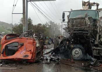 Conductores salieron ilesos en choque de camiones pesados en Tijuana