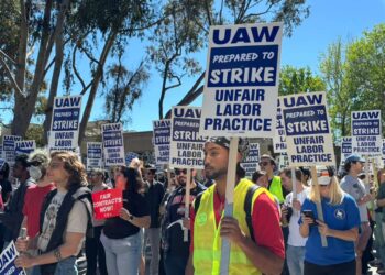 Miles de empleados de la Universidad de California exigen mejoras laborales y advierten posible huelga