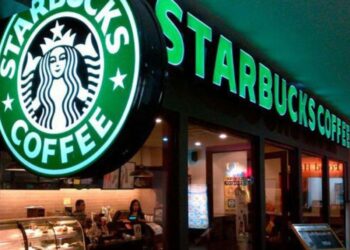 Arrestan a mujer tras apuñalar a empleado de Starbucks en Kearny Mesa frente a clientes