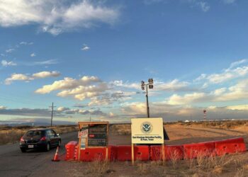 Más de 100 llamadas al 911 revelan crisis dentro del mayor centro de detención migratoria de EE.UU.