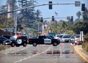 Choque mortal entre auto y ciclista cierra Silver Strand Highway