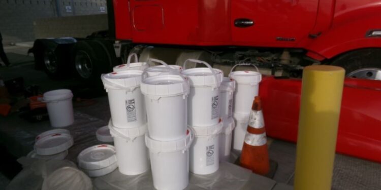 CBP incauta 900 libras de metanfetamina líquida en tanque de combustible de tractocamión
