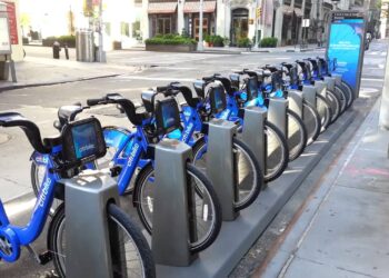 San Diego impulsa sistema de bicicletas eléctricas compartidas con estaciones fijas para mejorar la movilidad
