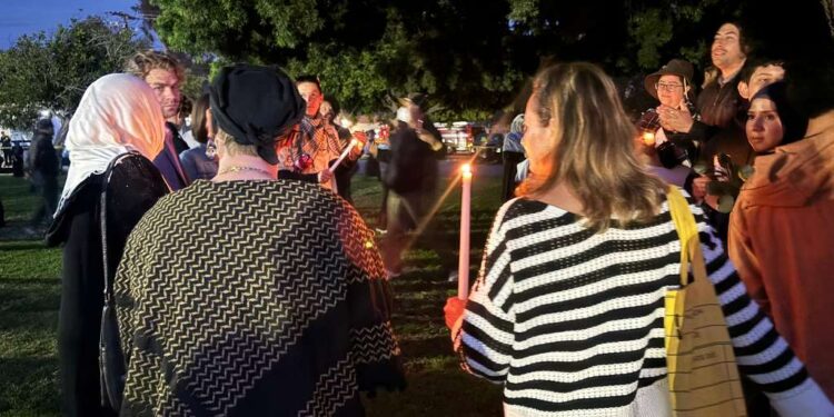 Cientos de personas de reunen en vigilia y claman por la paz tras tiroteo en centro religioso