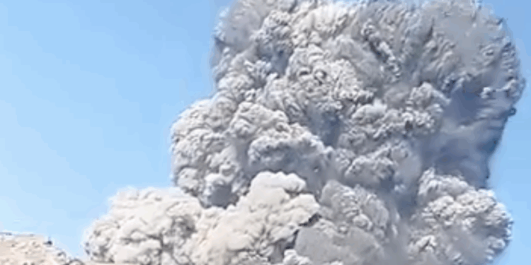 Erupción del monte Dukono deja tres excursionistas muertos en Indonesia