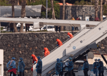 Militares trasladan a Madrid a evacuados de crucero con hantavirus de Tenerife