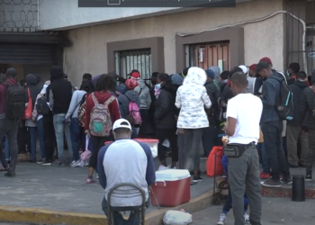 Haitianos solicitando servicios médicos