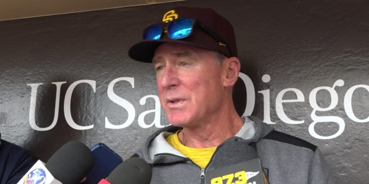 El manejador de los Padres de San Diego, Bob Melvin, atendiendo a los medios de comunicación en el dugout.