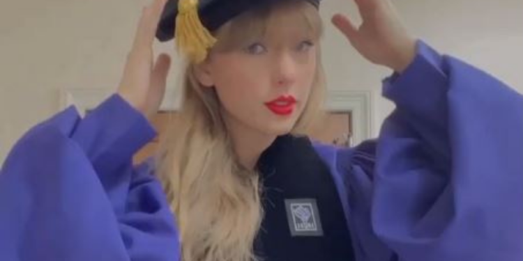 Taylor Swift recibe un doctorado honorario de la Universidad de Nueva York. 