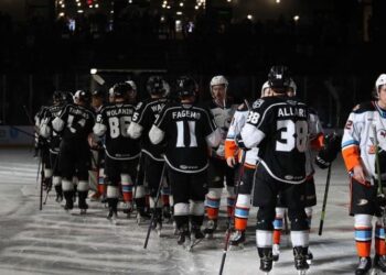 Despedida final entre jugadores tras el cierre del encuentro entre Gulls y Reign
