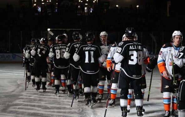 Despedida final entre jugadores tras el cierre del encuentro entre Gulls y Reign