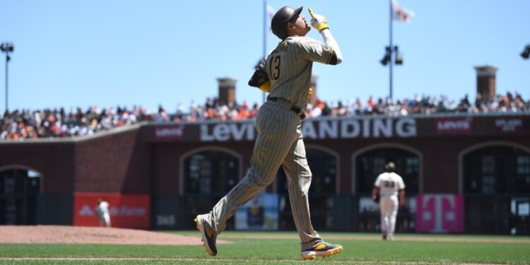 Manny Machado dando la vuelta al diamante tras su cuadrangular ante Giants.