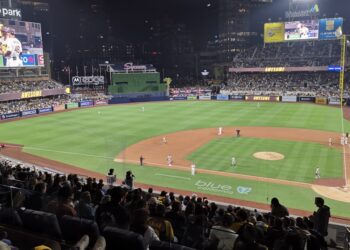 La afición en Petco Park festeja un sencillo de Ha-Seaong Kim ante los Brewers
