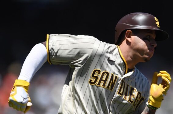 Manny Machado dando vuelta al diamante en el triunfo de Padres ante Giants.