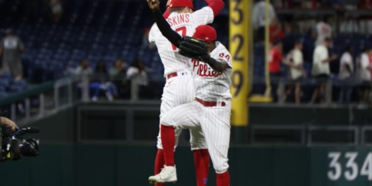 Los jugadores de los Phillies celebrando el triunfo ante Padres para empatar la serie.