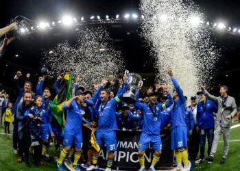 Los jugadores de Sockers levantan el trofeo de campeón de la MASL