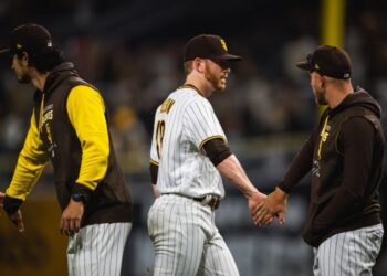 Steven Wilson es felicitado por sus compañeros tras obtener el salvamento ante Marlins