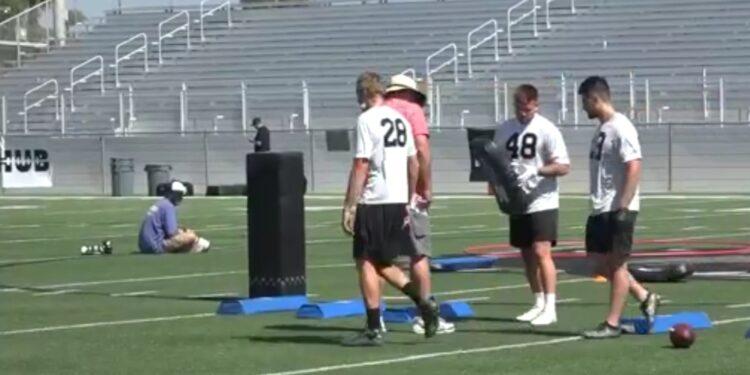 Jugadores entrenando en Helix High School buscando un lugar en las ligas más importantes de futbol americano
