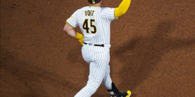 Luke Voit dando vuelta al diamante tras pegar un cuadrangular de tres carreras para empatar el juego ante Pirates.