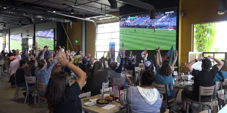 San Diego Wave watch party en Novo Brazil.
