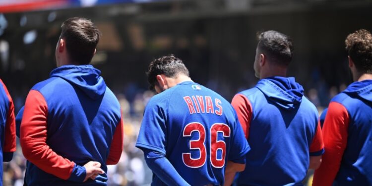 El nativo de Chula Vista, Alfonso Rivas, durante el himno nacional de los Estados Unidos