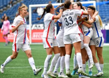 Jugadoras del OL Reign festejan el gol del triunfo ante el Wave.