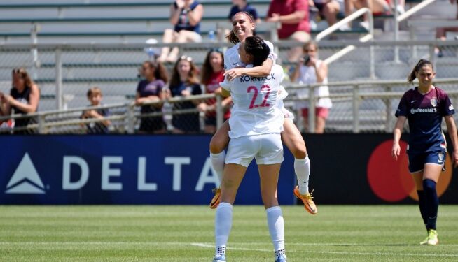 Alex Morgan festejando su gol en el triunfo del Wave en casa del Courage.