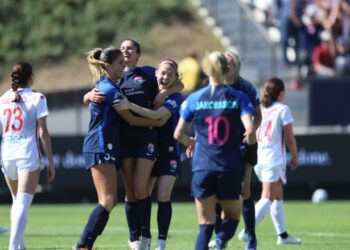 Jugadoras del San Diego Wave celebran el segundo gol del equipo en su tercer triunfo de la temporada