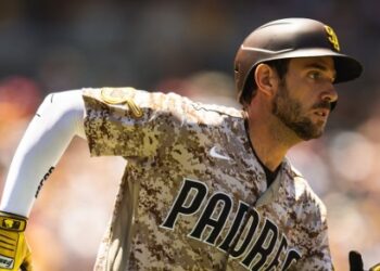 Austin Nola corriendo las bases tras conectar un imparable ante los Phillies.