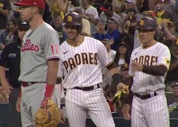 Austin Nola festejando su imparable que definió el juego para Padres, sobre su hermano Aaron.