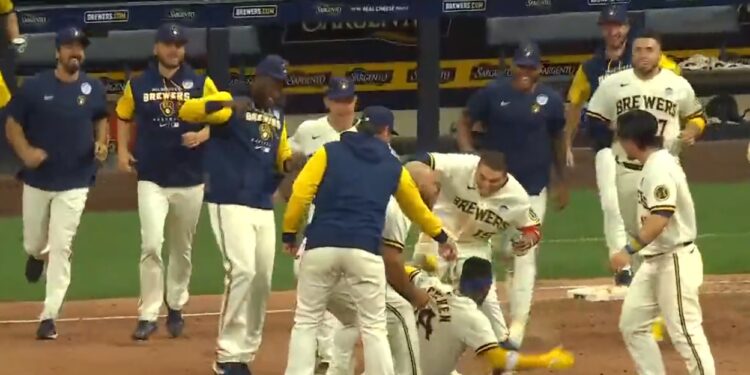 Brewers festejando el hit del triunfo ante los Padres de San Diego