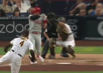 Bryce Harper siendo golpeado por Blake Snell la noche del sábado.