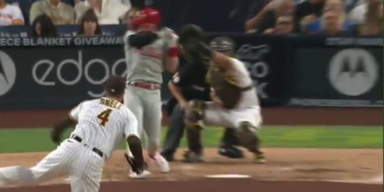 Bryce Harper siendo golpeado por Blake Snell la noche del sábado.