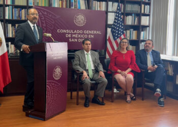 Conferencia de prensa en consulado mexicano