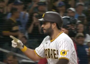 Eric Hosmer festejando su cuadrangular ante los Diamondbacks.