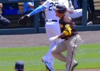 Manny Machado lesionado del tobillo en una jugada en primera base.