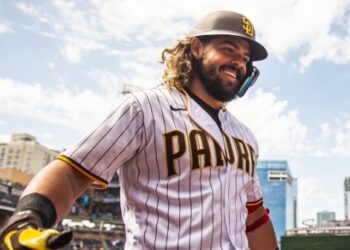 Jorge Alfaro celebrando su cuadrangular ante los Diamondbacks